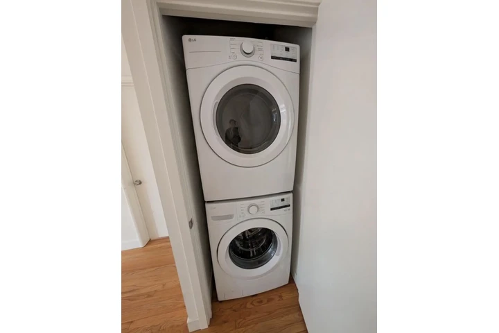 $1950 : 2 bedroom Apt in James M Wood image 7