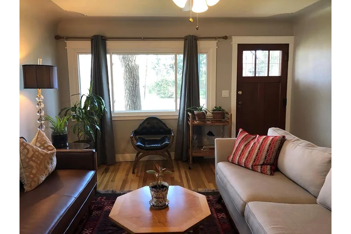 $1400 : Bright and updated two bedroom image 3