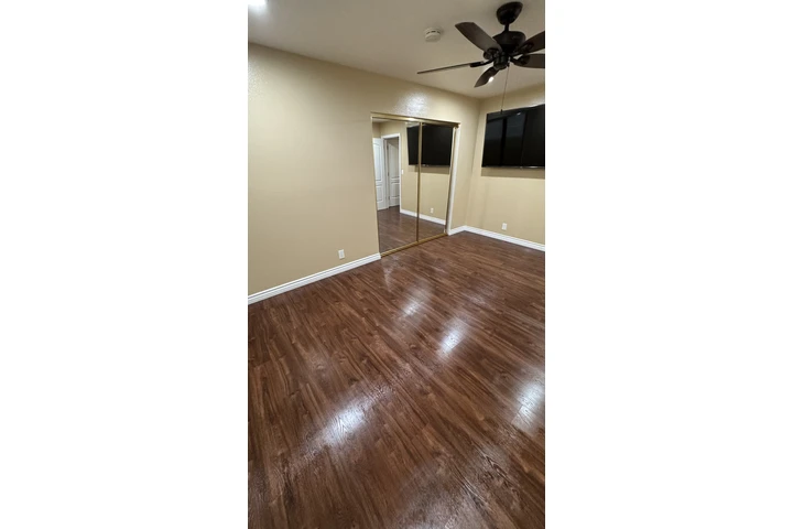 $1000 : Cuarto de renta image 1