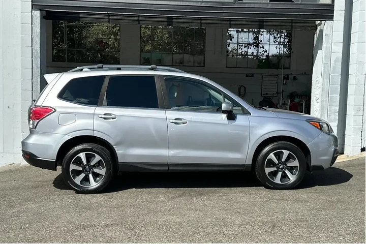 Subaru Forester 2017 AWD 2.5 image 3