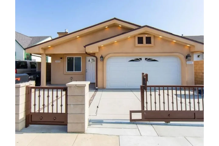 $2460 : 3 Bedroom House in East LA image 1