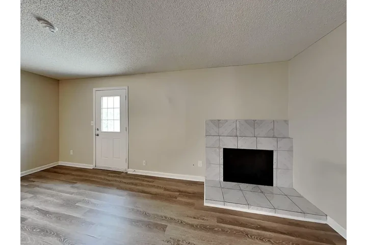 $1969 : Spacious 3-Bedroom Ready image 2