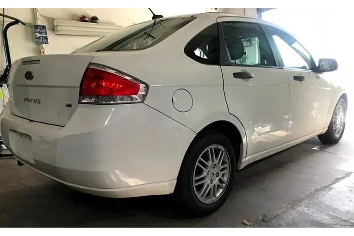 $7000 : 2011 Focus image 3