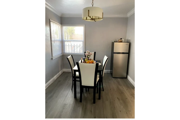 $975 : Cuarto- $975 en Leimert Park image 6