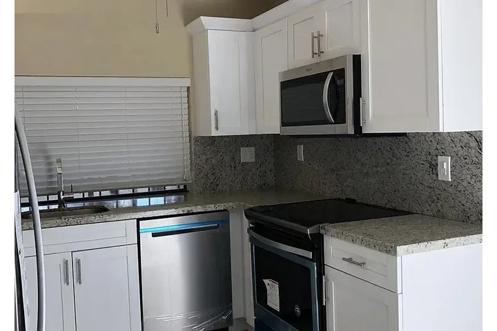 $1795 : HOME FOR RENT IN MAIMI FL image 6