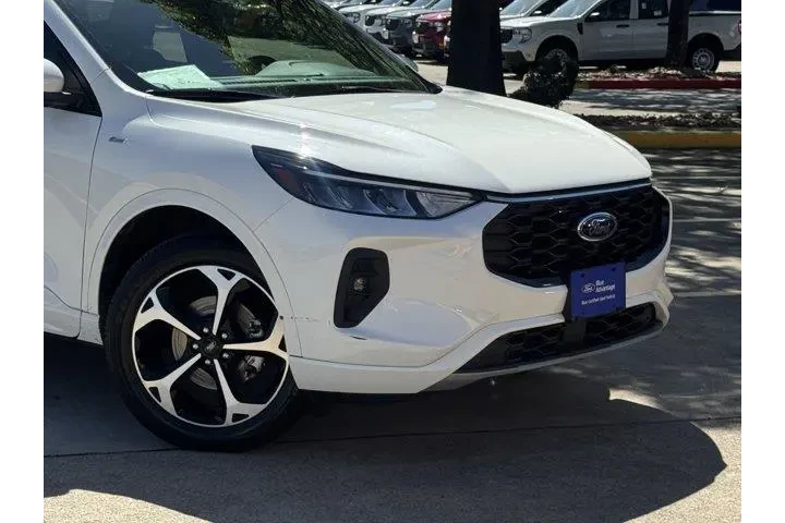 $25874 : Ford Escape 2023 AWD ST-Line image 2