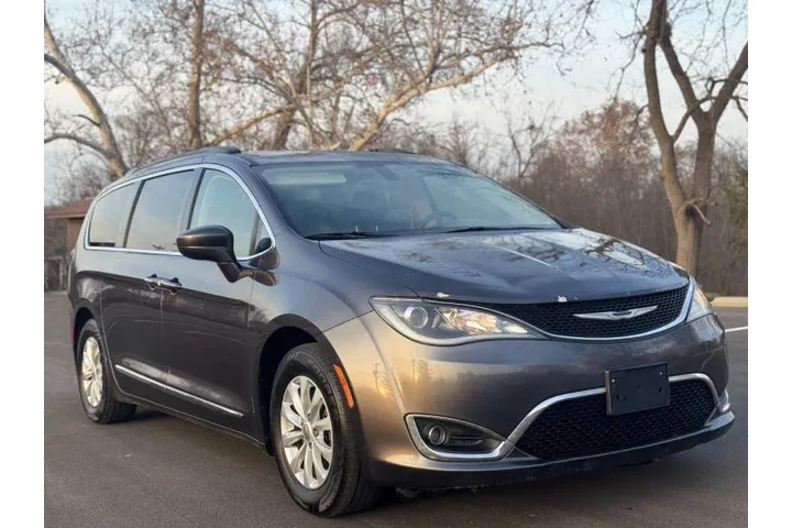 $7999 : 2017 Pacifica Touring-L image 4