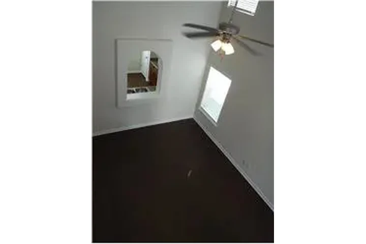 $2000 : Rental property with 4 bedro image 9