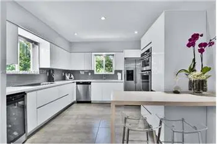 $6000 : Rental property with 3 bedro image 9