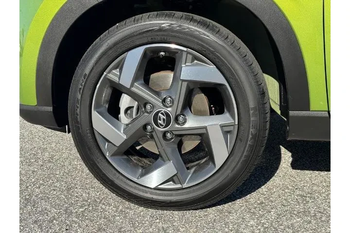 $17959 : Hyundai VENUE 2024 SEL 4dr C image 9