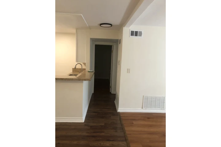 $2000 : Apartment image 5