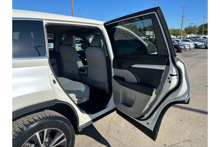 $17980 : 2019 Highlander LE image 9