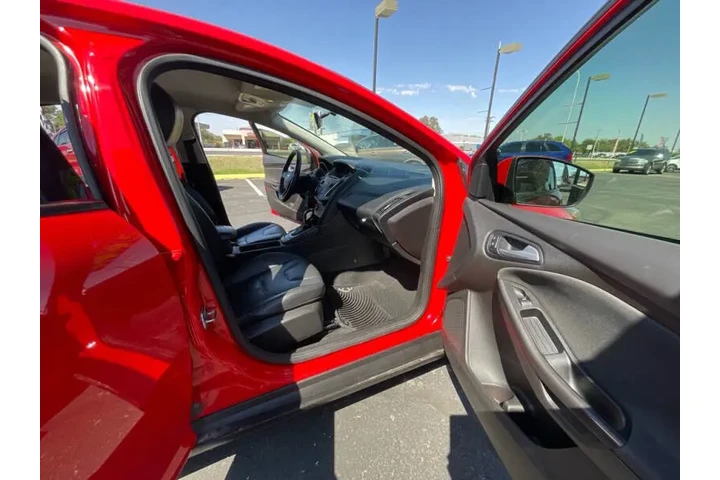 2016 Focus SE image 10