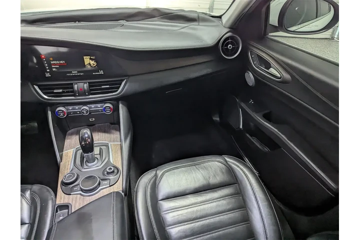 $16197 : Alfa Romeo Giulia 2017 Ti 4d image 8