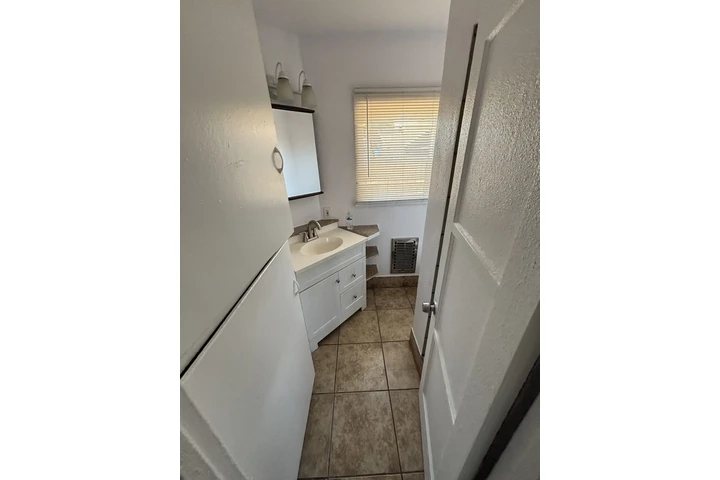 CASA EN SOUTH GATE image 6