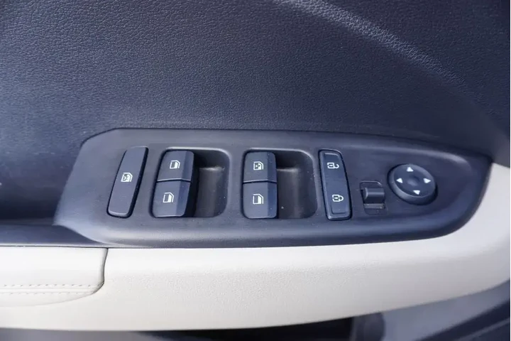 $12988 : Hyundai VENUE 2021 SEL 4dr C image 9