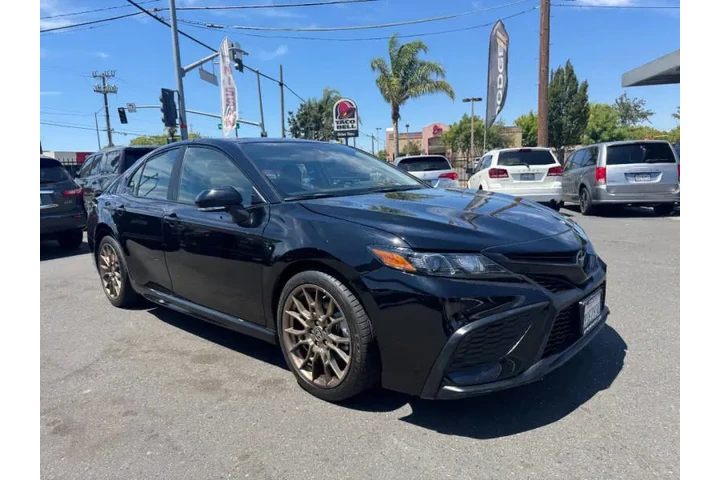 $25998 : 2023 Camry SE Nightshade image 3