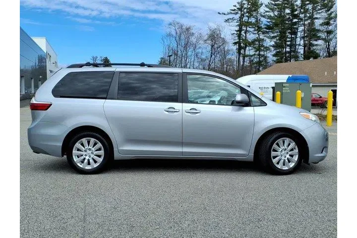 $12999 : Toyota Sienna 2015 AWD LE 7- image 2