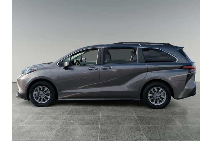 $36882 : Toyota Sienna 2022 LE 8-Pass image 2
