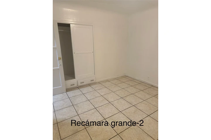 $1300 : Recámara grande 94 y Avalon image 1