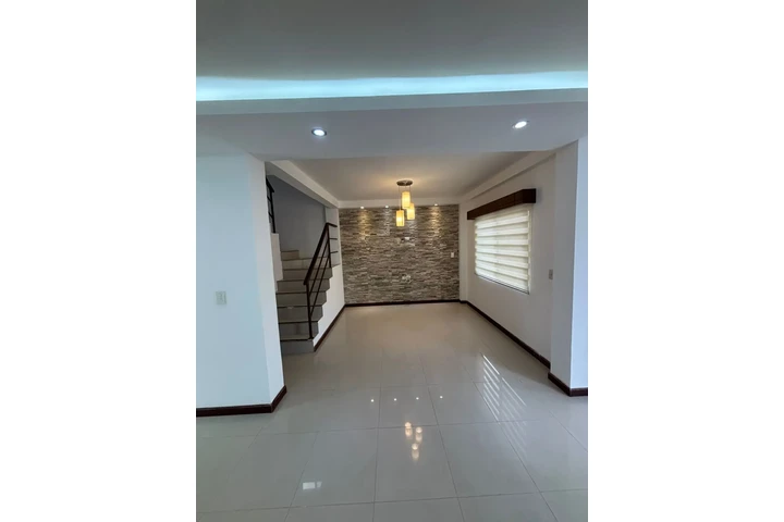 $750 : Casa en alquiler Villa Club-Lu image 2