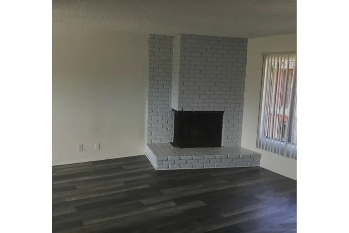 $2000 : North Long Beach image 4