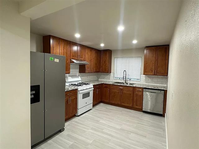 $2000 : GORGEOUS 3 BED 1 BA APARTMENT image 10