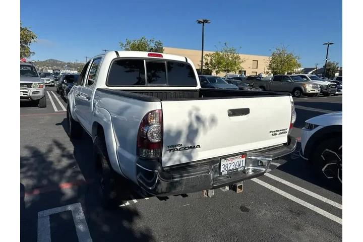 $26498 : Toyota Tacoma 2015 4x2 PreRu image 2