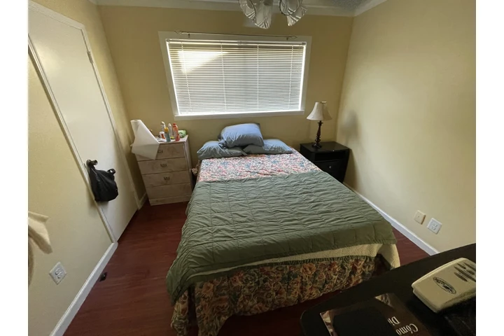 $800 : Recamara Amueblada image 2