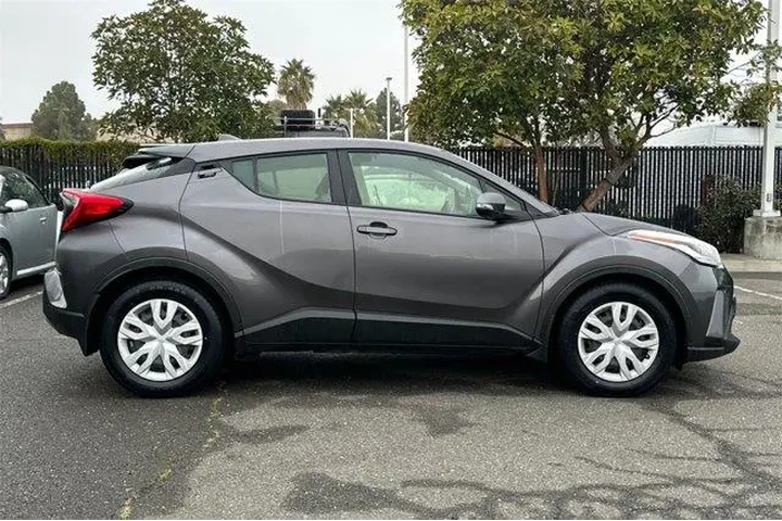 $17994 : Toyota C-HR 2021 LE 4dr Cros image 3