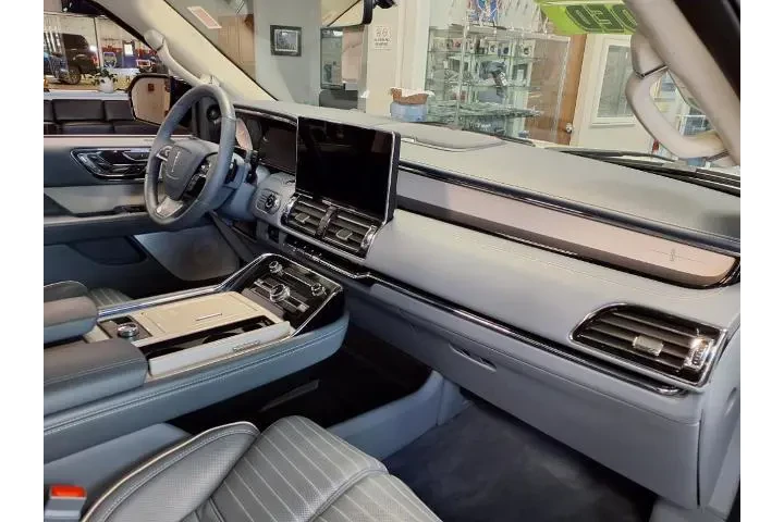 $93995 : Lincoln Navigator 2024 4x4 B image 10
