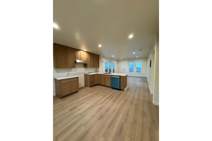 $900 : This well-maintained 2-bedroom image 4