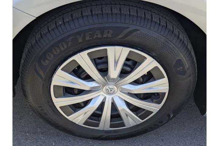 $25999 : Toyota Camry Hybrid 2023 LE image 7