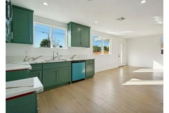 $2300 : single family house image 4