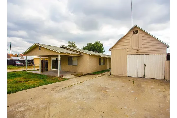 $1500 : Private rear unit of duplex. image 1