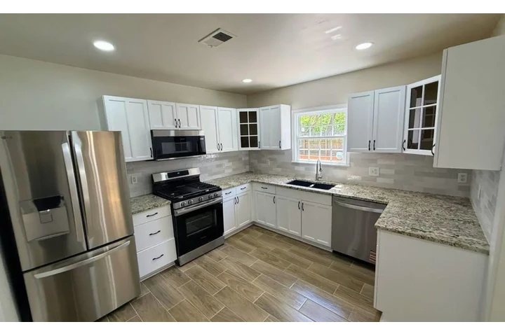 $1800 : Single Residence image 3