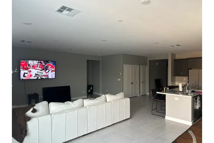 $1700 : Rialto- 4 Bedroom Available image 3