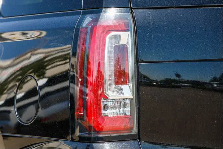 $30033 : GMC Yukon 2019 4x4 Denali 4d image 10