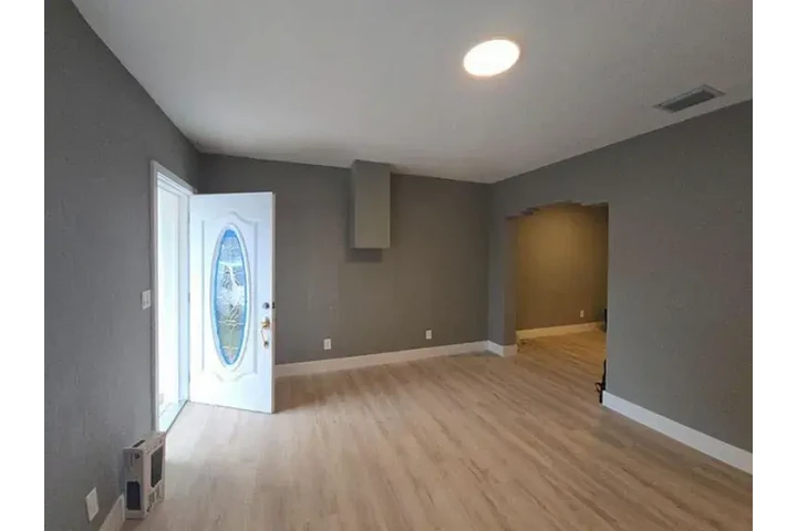 $800 : Neighborhood, fully remodel ! image 4