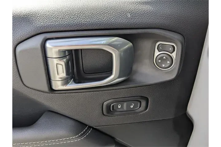 $31999 : Jeep Wrangler Unlimited 2022 image 10