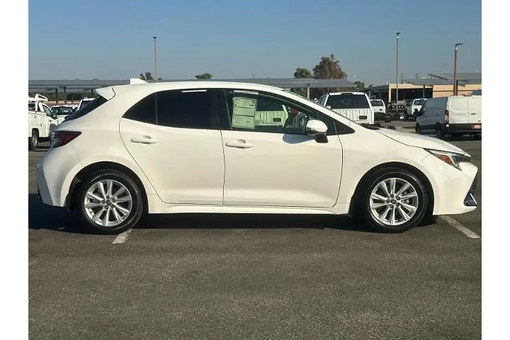 $21990 : Toyota Corolla Hatchback 202 image 2