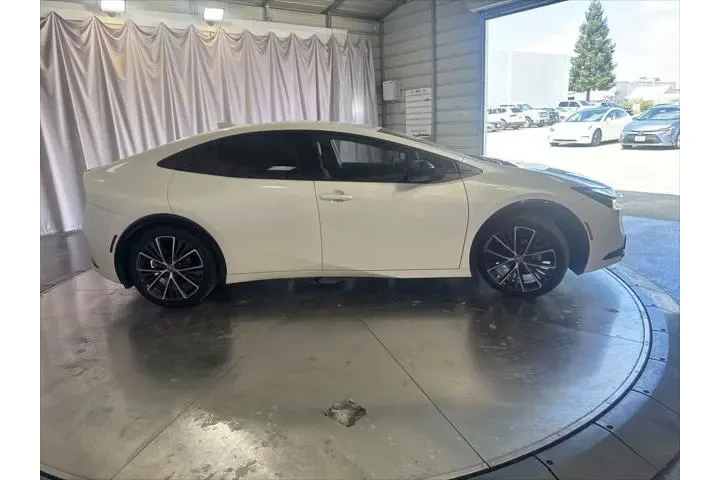 $27799 : Toyota Prius 2025 XLE 4dr Ha image 4