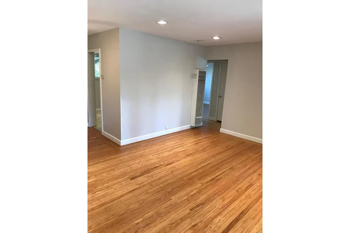 $800 : Updated 2 bedroom / 1 bath image 4