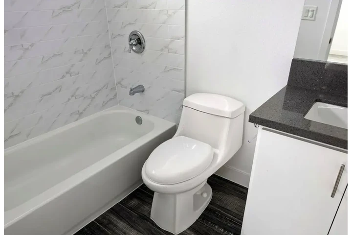 $1950 : 2 bedroom apartment in LA image 8