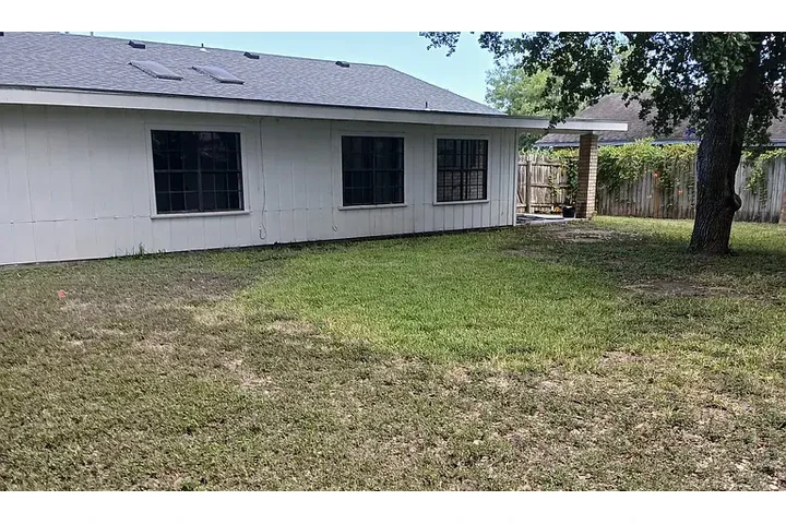 $1450 : HOUSE RENT IN BROWNSVILLE TX image 8