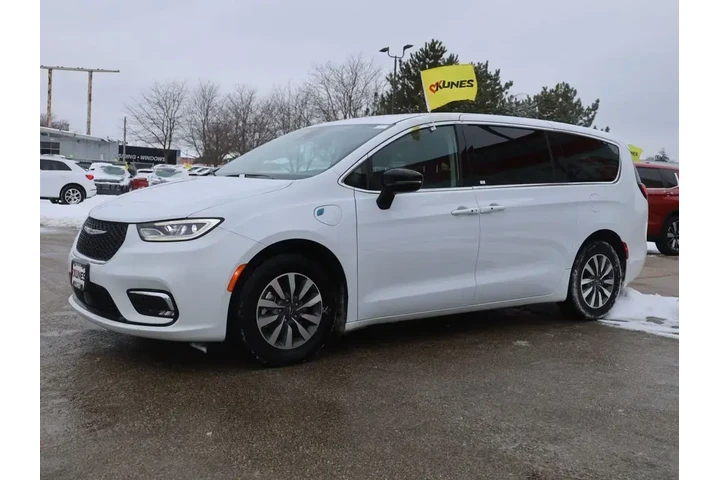 $26777 : Chrysler Pacifica Plug-In Hy image 5