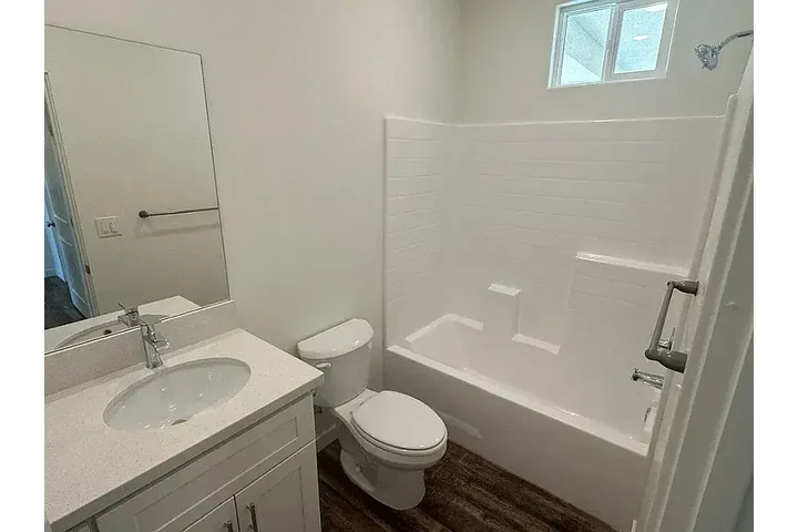 $900 : Open concept with high ceiling image 8