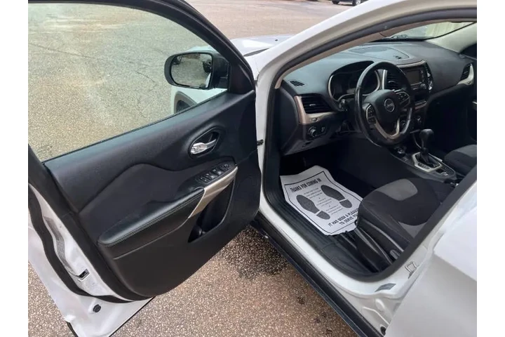 $8999 : 2017 Cherokee Sport image 10