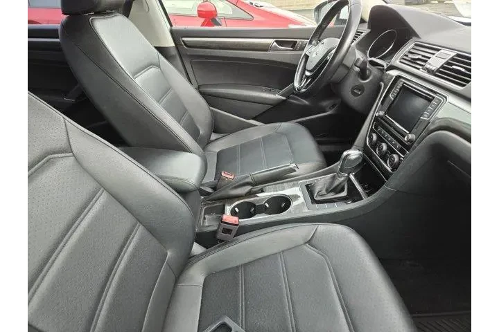 $12211 : Volkswagen Passat 2018 2.0T image 3