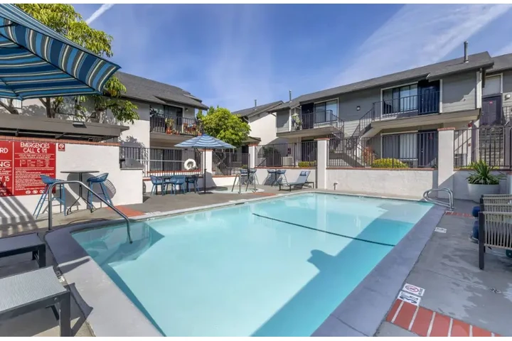 $2495 : 3 Bedroom Apt in koreatown LA image 1